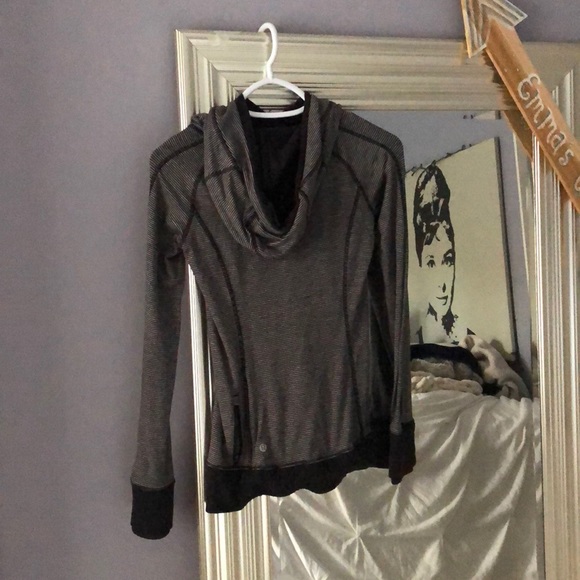 lulu lemon sweatshirt - Picture 2 of 2